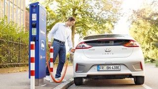 Elektromobilitätskonzepte für Kommunen. Ladevorgang mit badenova Ladesäule an E-Auto.