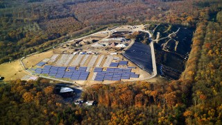 Luftaufnahme der Photovoltaikanlage auf der Freiburger Mülldeponie Eichelbuck.