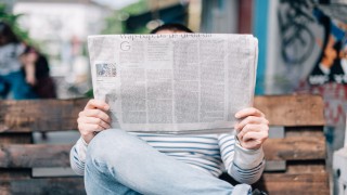 Mann mit Zeitung in der Hand