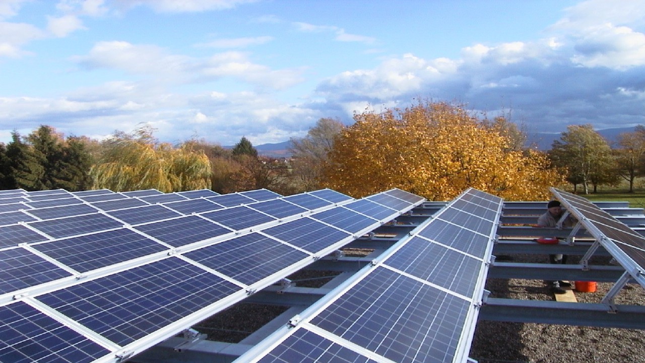 Energiewirtschaftliche- und lokale Systembetrachtung der Eigenstromnutzung von PV-Anlagen