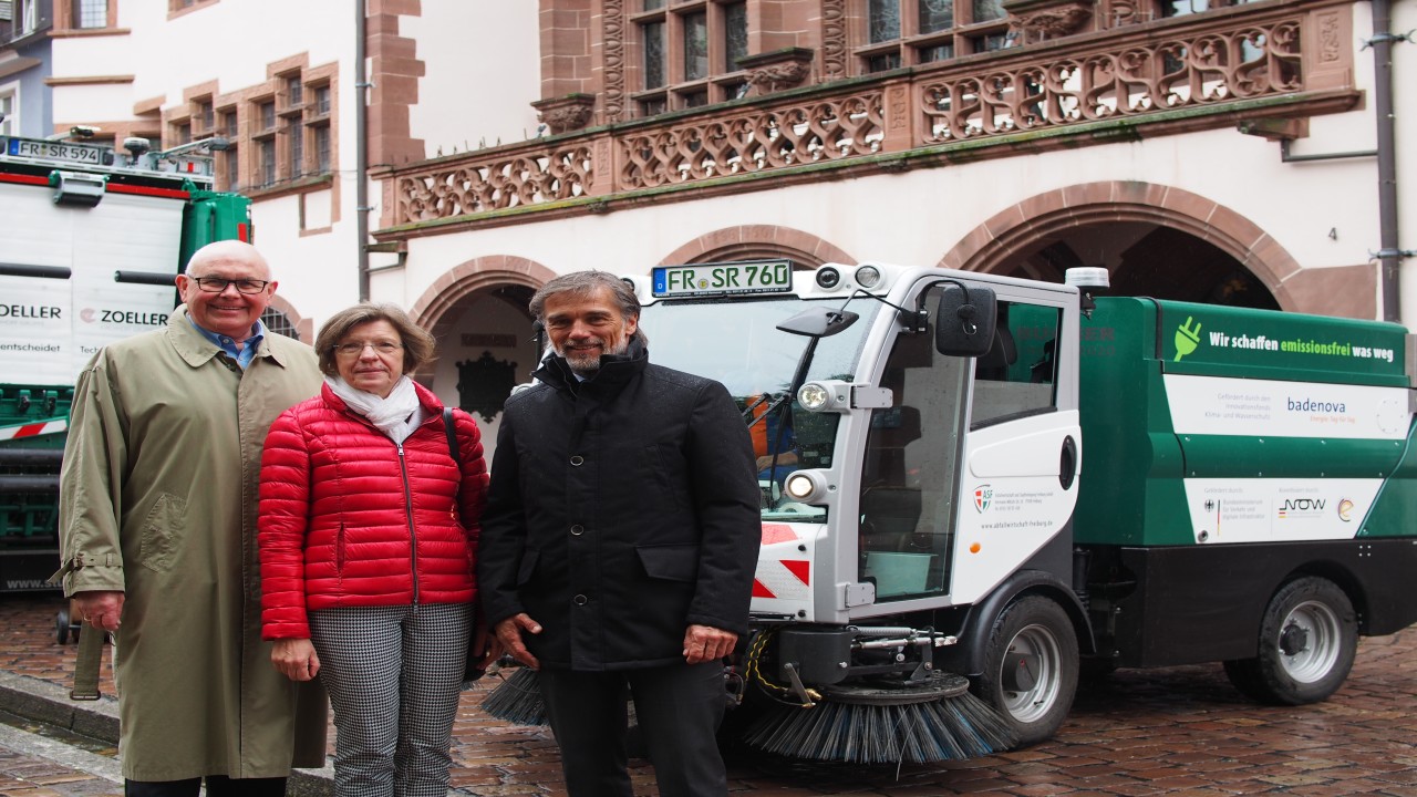 Einsatz einer voll-elektrischen Straßenkehrmaschine der 2m³-Klasse