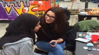 In Eigenverantwortung organisierten die badenova Auszubildenden gemeinsame Spielenachmittage mit Flüchtlingen.